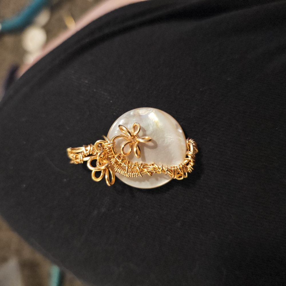 Elegant Gold and White Floral Pendant Necklace